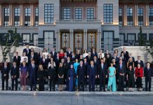 Trump ta critica NATO y elogia Erdogan mientras cumbre ta cuminsa