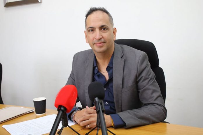 “Desde cu tabatin cambio di gobierno, tur dia cu pasa e pais Aruba aki ta bayendo atras”