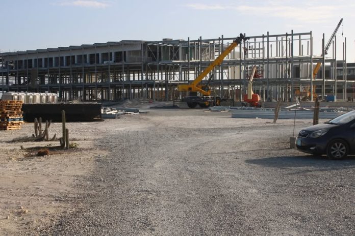 Di dos fase di construccion na hotel Secrets a reinicia debate tocante Baby Beach y San Nicolas (1)