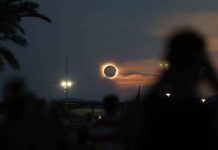 Entusiastanan di eclipse a core bay Spaña pa experiencia inolvidable