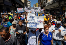 Inflacion, devaluacion y frenamento petrolero ta crea un “mescla explosivo” den economia di Venezuela