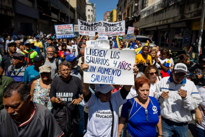 Inflacion, devaluacion y frenamento petrolero ta crea un “mezcla explosivo” den economia di Venezuela