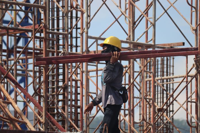 Menos permiso, mas placa Kico e cifranan di construccion na Aruba ta revela