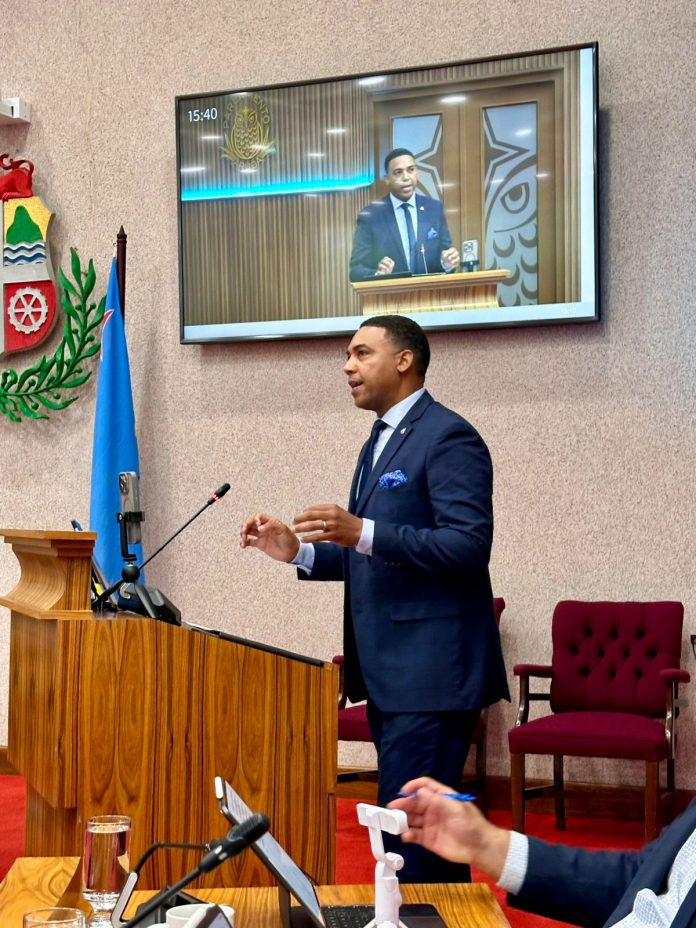 Parlamentario Hendrik Tevreden ta cuestiona si Aruba lo fortalece su autonomia of entrega esaki