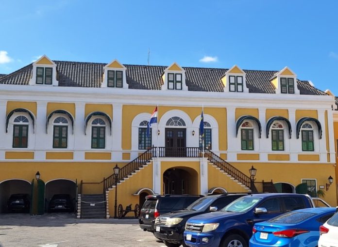 Parlamento Hulandes ta lanta preocupacion tocante conflicto di interes den apoyo legal pa gobernador den casonan di extradicion