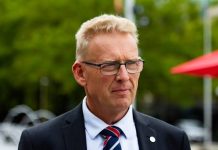 Politico Australiano ta admiti cu a manda mensahe ‘Mi trabou ta laaf’ durante reunion