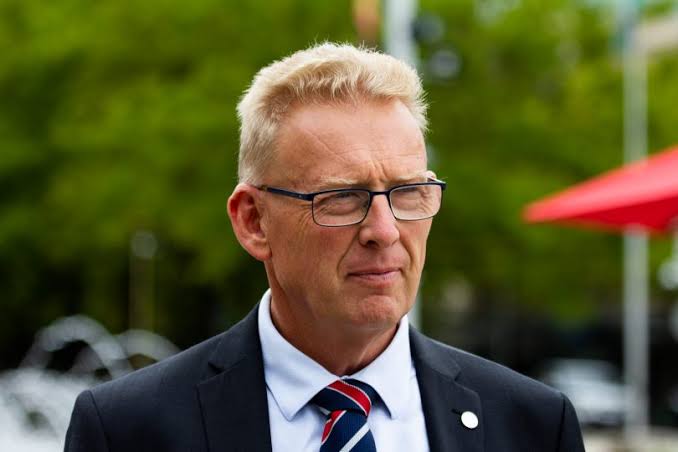 Politico Australiano ta admiti cu a manda mensahe ‘Mi trabou ta laaf’ durante reunion