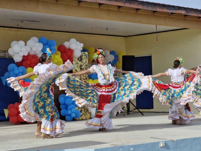Show_di_baile_na_Centro_di_Bario_Noord_10_result