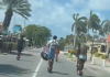 Video di adulto riba e-step cu baby den car seat ta causa indignacion y ta aumenta preocupacion pa seguridad den trafico