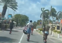 Video di adulto riba e-step cu baby den car seat ta causa indignacion y ta aumenta preocupacion pa seguridad den trafico