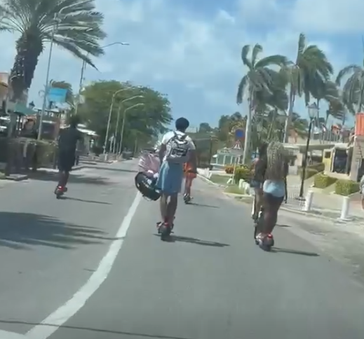 Video di adulto riba e-step cu baby den car seat ta causa indignacion y ta aumenta preocupacion pa seguridad den trafico (2)