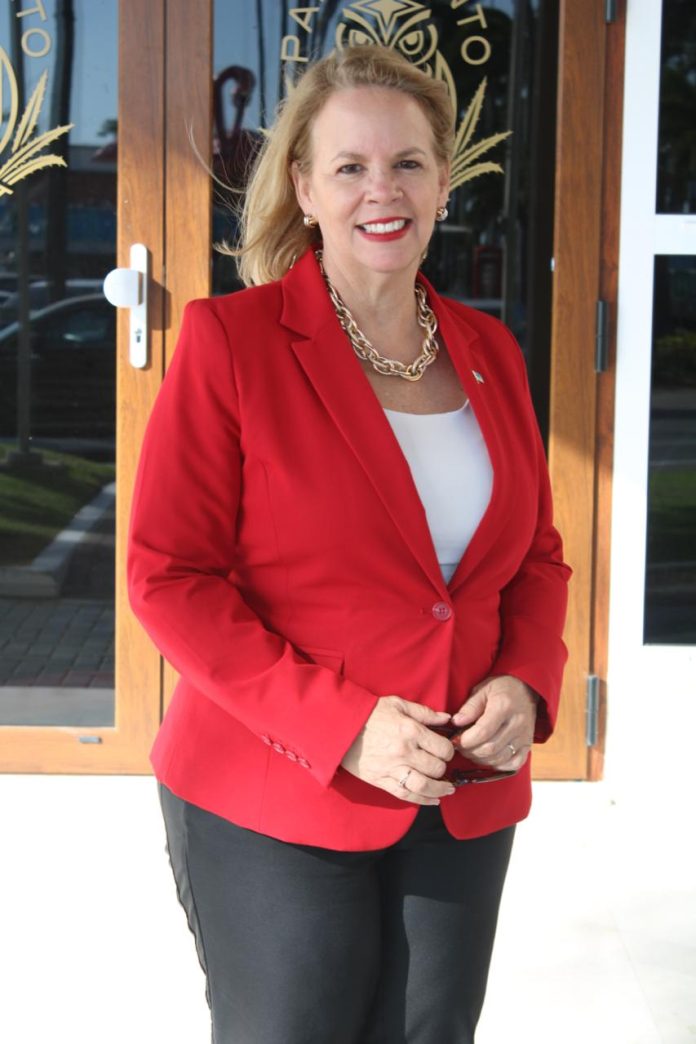 Aruba ta den crisis, y gobierno su prioridad ta pa hisa salario di director