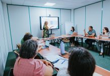 Di dos pago den prome fase di ahuste salarial pa maestro ta mira un atraso di 1 aña; Awor lo ehecuta esaki na januari 2028