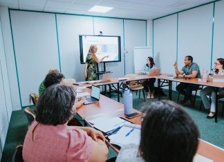 Di dos pago den prome fase di ahuste salarial pa maestro ta mira un atraso di 1 aña; Awor lo ehecuta esaki na januari 2028