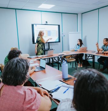 Di dos pago den prome fase di ahuste salarial pa maestro ta mira un atraso di 1 aña; Awor lo ehecuta esaki na januari 2028