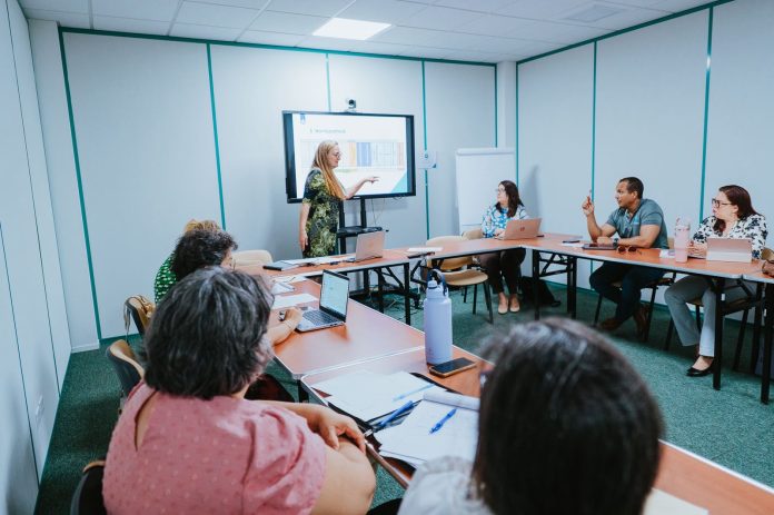 Di dos pago den prome fase di ahuste salarial pa maestro ta mira un atraso di 1 aña