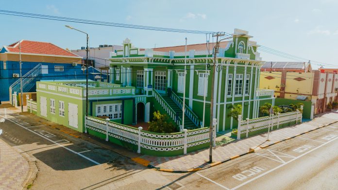 Integracion di SEDECO y DEZHI ta fortalece proteccion di consumidor y huurdo