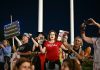 Manifestantenan ta forma cadena humano na Kennedy Center despues di menasa di Trump