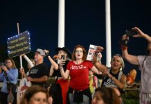 Manifestantenan ta forma cadena humano na Kennedy Center despues di menasa di Trump