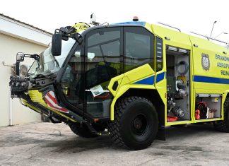 Comunicado di gobierno: Minister Dowers a presenta dos vehiculo Aircraft Rescue Fire Fighting nobo