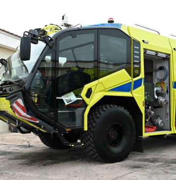 Comunicado di gobierno: Minister Dowers a presenta dos vehiculo Aircraft Rescue Fire Fighting nobo