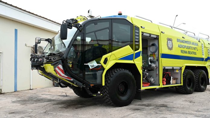 Minister Dowers a presenta dos vehiculo Aircraft Rescue Fire Fighting nobo 2_result