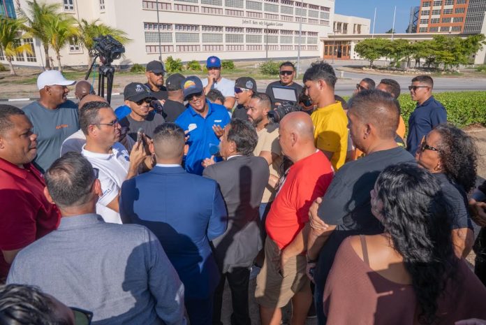 NUEVO - Operadornan di Tour a blokia rotonde como protesta contra proposicion di gobierno como solucion