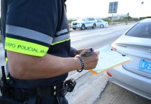 Polis di Oranjestad durante control a reparti 107 boet