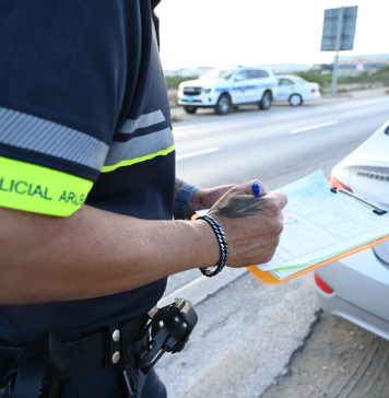 Polis di Oranjestad durante control a reparti 107 boet