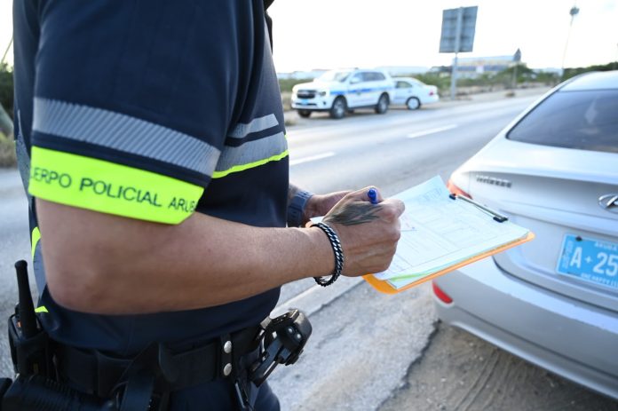 Polis di Oranjestad durante control a reparti 107 boet