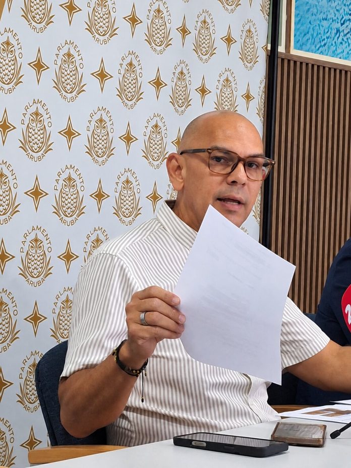 Segun ex-minister Oduber, tin “hopi gañamento” di parti gobierno tocante ceramento di camindanan
