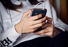 Susto di mayor ta bolbe habri debate tocante telefon na scol