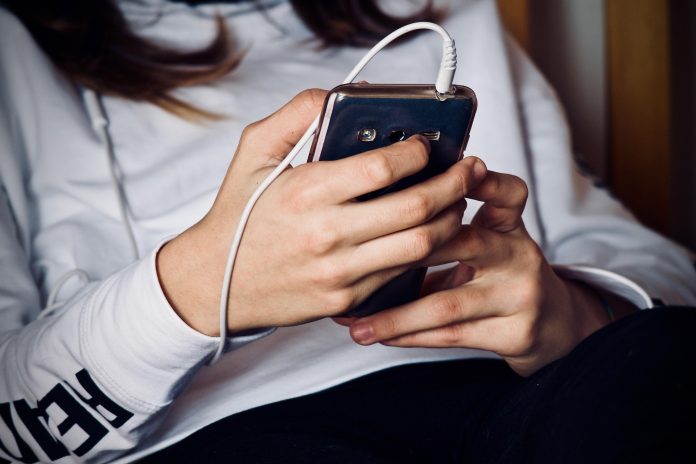 Susto di mayor ta bolbe habri debate tocante telefon na scol