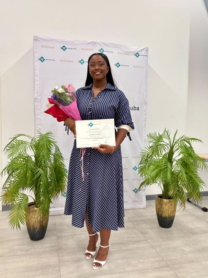 Varios graduado di programa universitario Organization, Governance and Management (OGM) na Universidad di Aruba! (2)