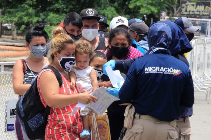 Casi 5_ di Venezolanonan ainda kier emigra, menasando cu un “perdida di talento”
