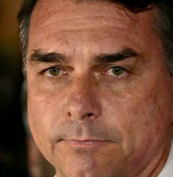 Flavio Bolsonaro di Brazil ta huy pa Merca despues di derota den eleccion