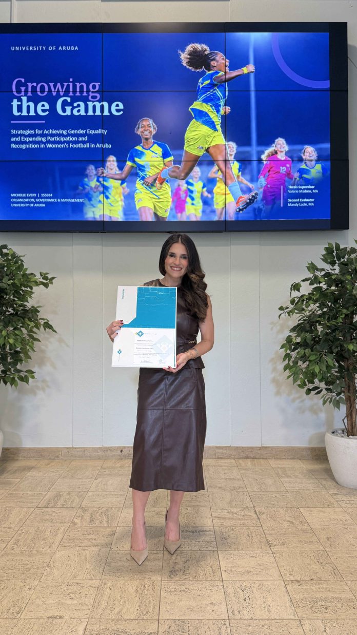 Mas studiante di Universidad di Aruba ta haya nan diploma! (2)_result