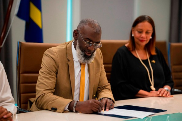 Pisasa ta reconoce derecho di Parlamento pa desafia ministernan di gobierno sin sancion politico