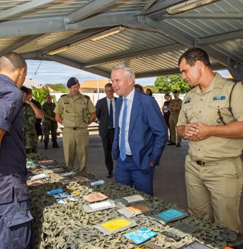 Secretario di Estado Van der Burg a bishita Marinierskazerne na Savaneta