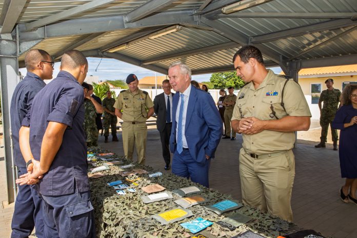 Secretario di Estado Van der Burg a bishita Marinierskazerne na Savaneta (1)