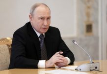 Kremlin ta mira tiki “substancia” den ideanan di paz di Ucrania